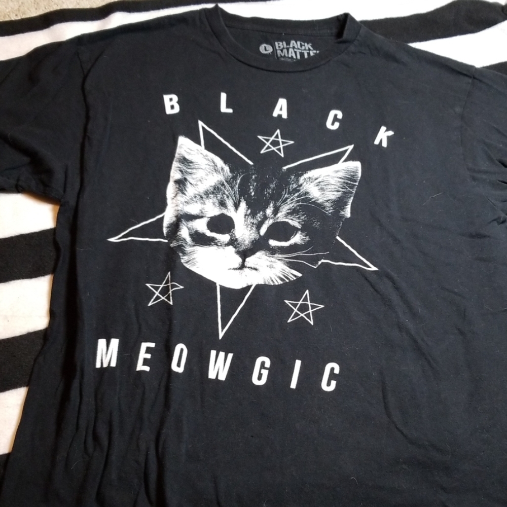 Black meowgic tee